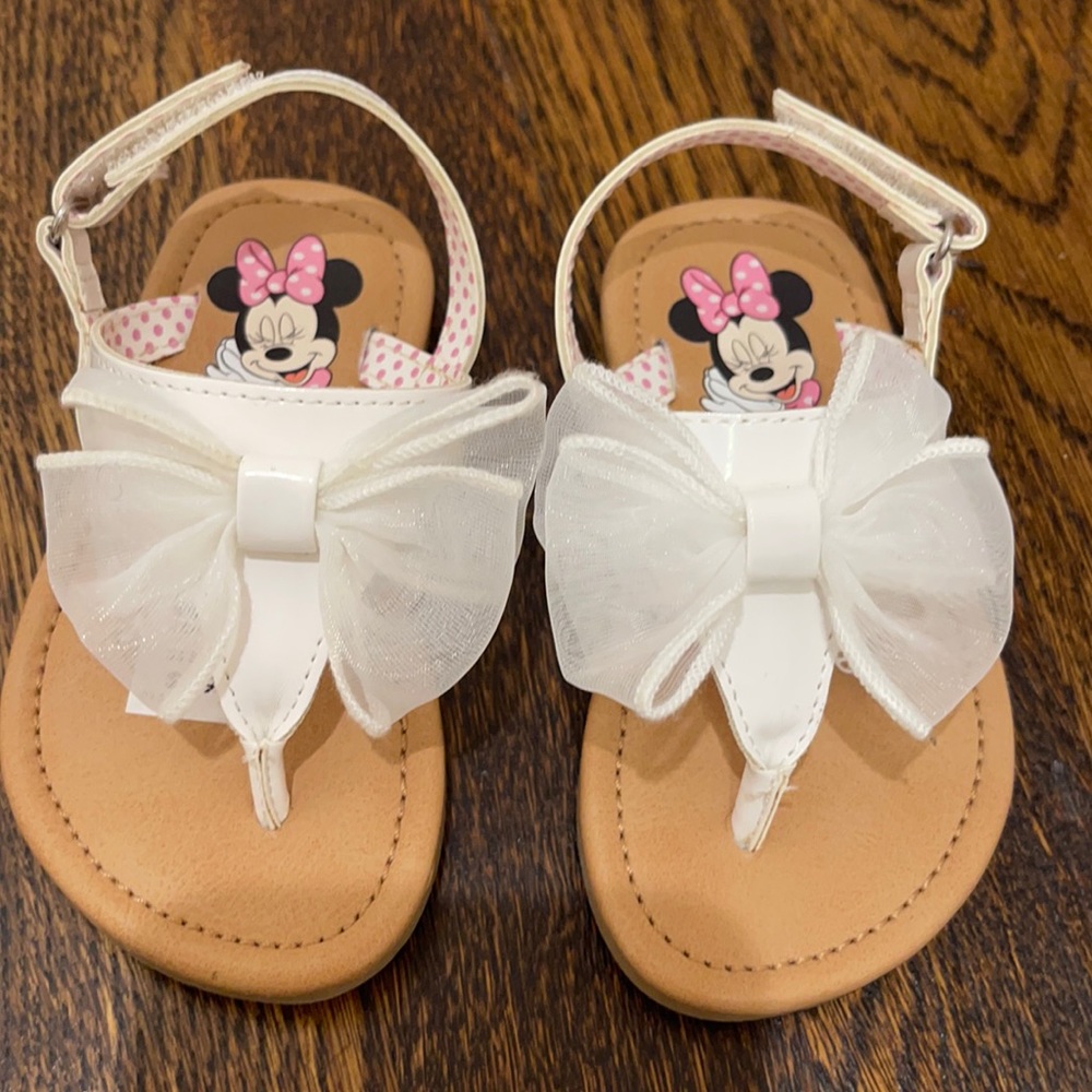 White sandal with bows